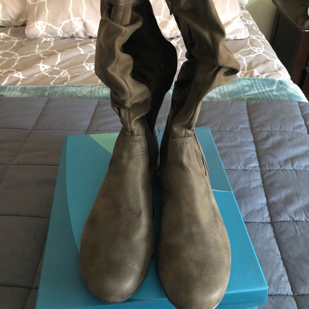 Cliff White Mountain - wide calf Gray Boots